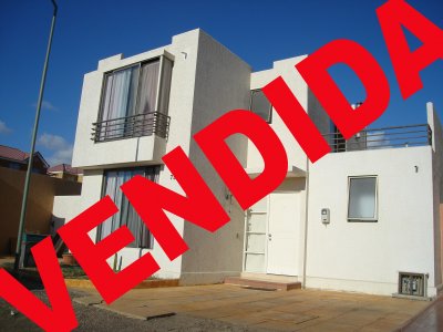 Estacionamiento para dos vehiculos,pieza de estudios,bodega,quincho para asados,bodega de aseo,condominio con piscina,salon de eventos,area de juegos,estacionamiento para dos vehiculos,guardia las 24 horas. 
Esta propiedad no esta pareada,patio completo ceramica,piezas con alfombra,cocina amoblada,terraza amplia.
