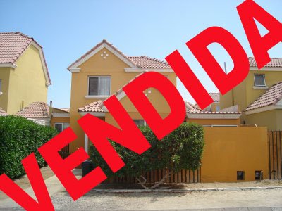 Hermosa casa ampliada, con hermosas terminaciones,amplio patio,y una ampliacion extra en el primer niveo para sala de estudios u otro dormitorio.

El condomino cuenta con piscina, sala de evntos juegos infantiles, guardia en acseso las 24 horas y un ambiente calido y familiar.

Todo con ceramica y hermosas terminaciones.