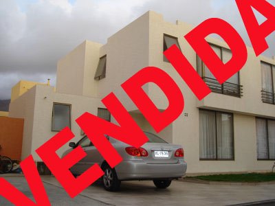 Estacionamiento para dos vehiculos,pieza de estudios,bodega,quincho para asados,bodega de aseo,condominio con piscina,salon de eventos,area de juegos,estacionamiento para dos vehiculos,guardia las 24 horas. 

Piso de antejardin y patio de Porcelanato, ventanas con mosqueteros de aluninio,incluye lamparas.
