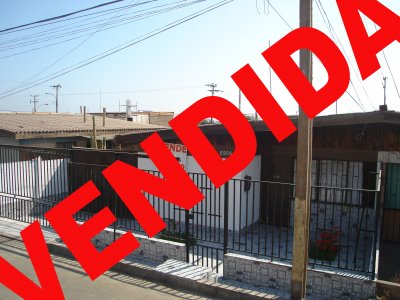 Hermosa casa a una cuadra de avenida.Amplio terreno con gran patio y estacionamiento para dos vehiculos.
Gran antejardin,locomoción cerca,buen barrio.