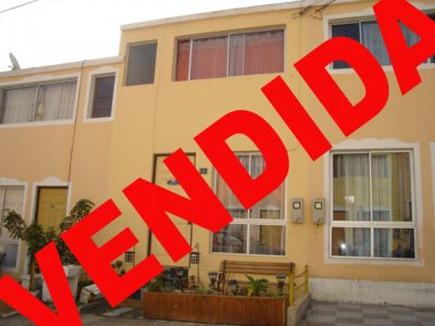 Hermosa casa en villa, al lado de colegio Lancaster. Todo cerámica, material solidó, loza para tercer piso con cerámica, estacionamiento, portón eléctrico, $ 2.000  gastos comunes, locomoción a la puerta, sala de lavado, estacionamiento para dos vehículos.
Patio con quincho para asados,baño segundo nivel con vanitorio. 

