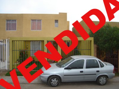 Hermosa casa en sector condominios (Alta vista).amplio antejardín con estacionamiento, primer nivelo todo cerámica, con baño de visitas, cocina amoblada y patio techado con lavandería.
Segundo nivel con tres dormitorios con amplios closet, piso flotante, baño con tina, dormitorio matrimonial amplio.

Locomoción a la puerta, cerca de nuevo Inacap, colegio Antofagasta y frente a plaza con juegos infantiles..

