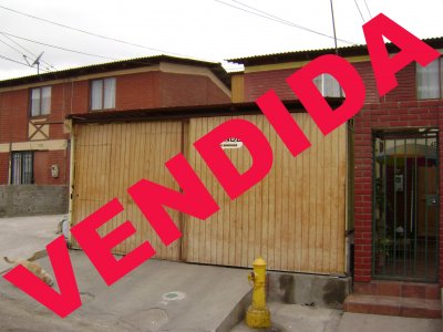 Grna casa con estacioanmiento techado y cerrado para 2 vehiculos,todo ceramica,logia.
Ceraca de colegios y supermercado.