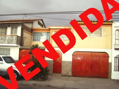 Casa en buen sector, son tres casas en una, con entradas independientes,estacionamiento para dos vehiculos,en primer nivel dos dormitorios y dos baños.
Segundo nivel,3 dormitorios y dos baños.
Amplio patio,cerca de todo,buen barrio