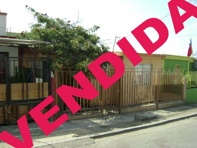 Hermosa casa todo ceramica,patio,bodega y logia.
Locomocioón a la puerta a pasos de consultorio.