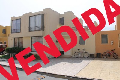 Amplia propiedad con dormitorio en primer nivel.
Segundo nivel todo piso flotante nuevo y primer nivel nivel cerámica.
Amplio patio con piso cerámico.
Terraza en segundo nivel para habilitar como un dormitorio adicional.
Condominio cuenta con sistema de conserjeria las 24 horas y circuito cerrado de televisión.
Piscinas,juegos infantiles, áreas verdes y grato ambiente residencial.