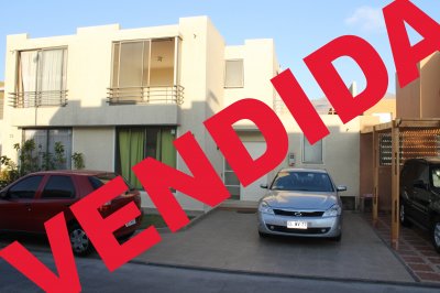 Amplia propiedad con dormitorio en primer nivel.
Segundo nivel todo piso flotante nuevo y primer nivel nivel cerámica.
Amplio patio con piso cerámico.
Terraza en segundo nivel para habilitar como un dormitorio adicional.
Condominio cuenta con sistema de conserjeria las 24 horas y circuito cerrado de televisión.
Piscinas,juegos infantiles, áreas verdes y grato ambiente residencial.