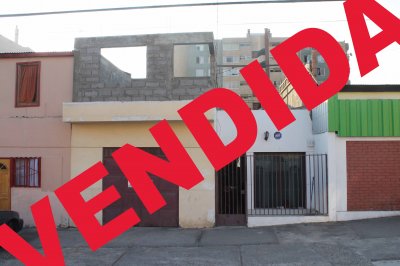Excelente propiedad ubicada en sector central y cerca de todo.
Segundo nivel construido un 60% con tres dormitorios,baño y sala de estudios.
la propiedad cuenta con un gran patio,bodega y garage.
Todo ceramica y dormitorios piso flotante.