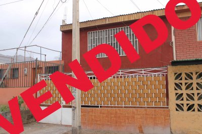 Hermosa y amplia casa ubicada en excelente sector.
Estacionamiento,antejardin,patio,dormitorios amplios,sala de estudios,,cocina amoblada,todo cerámica,baño completo cerámica,todo solido.
Cerca de colegios,supermercados, locomoción.
