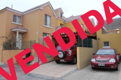 Hermosa casa todo cerámica,dormitorios piso flotante,dormitorio principal walking closet y baño en suite.
Estacionamiento para dos vehículos,bodega,taller.
Antejardin con amplia terraza con quincho para asado,techo de pino oregon y teja americana.
Condominio cuenta con sistema de vigilancia las 24 horas,circuito cerrado de televisión,piscina y juego infantiles.