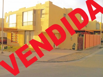 Hermosa casa en buen sector residencial.
Estacionamiento,amplio patio,todo cerámica,cerca de colegio,supermercados,impecable.