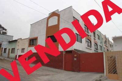 Hermosa casa amoblada y completamente equipada..
Amplia con cerámica y cuatro dormitorios 2 en suite,un dormitorio con sala de estar y walking closet.
4 baños y uno con tina con hidromasajes.
terraza y lavandería.

Incluye:cortinaje,lámparas,chimenea,cuadros,comedores,living,camas(2 de dos plazas,una nido y otra de una plaza),cuchilleria fina,vajilla y loza.
Electrodomésticos, televisores plasma,linea blanca,parrilla eléctrica,juguera,batidora,lavavajillas,lavadora,centrifuga,sacadora y mueble de planchado.