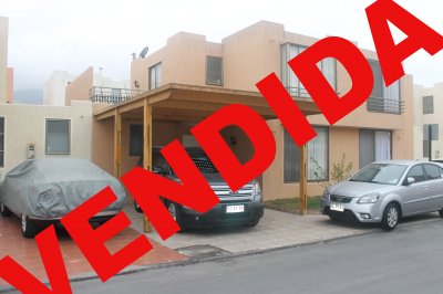 Hermosa casa con dormitorios matrimonial en primer nivel,primer nivel cerámica y segundo piso flotante.
Patio con quincho,pergola y bodega.
Propiedad incluye,todos los muebles,cortinas,lamparas,camas,excepto televisores.