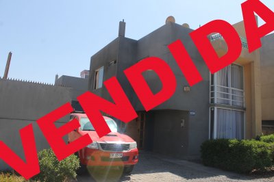 Amplia casa con finas terminaciones y vista la mar.
Estacionamiento oara 2 vehículos,lavandería primer nivel que puede transformarse en un quinto dormitorio.
patio con piso de cerámica,con quincho y bodega
Casa ubicada en condominio ampliada y con un living espectacular con chimenea y terraza para ampliar.
Gastos comunes $65.000