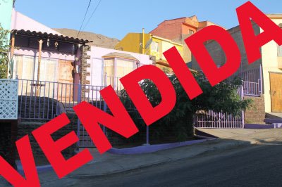 Hermosa casa con ampliaciones regularizadas,todo cerámica,amplio patio,losa para segundo nivel.
Cerca de colegios,supermercado y con locomoción a la puerta.