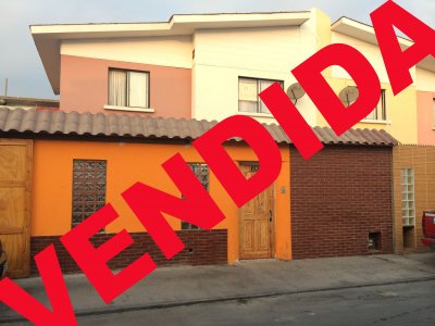 hermosa y amplia casa ubicada en excelente sector cerca de supermercados y colegios.
Cocina amoblada con comedor de diario,estacionamiento para dos vehículos,terraza.
Todo piso flotante excepto antejardin,baños y cocina. 