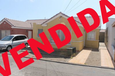 Hermosa casa se vende por traslado de ciudad de sus dueños.
piso completo de ceramica,amplio patio,acceso lateral,estacionamiento,vidrios de seguridad laminados en toda la casa.
Propiedad en perfectas condiciones.