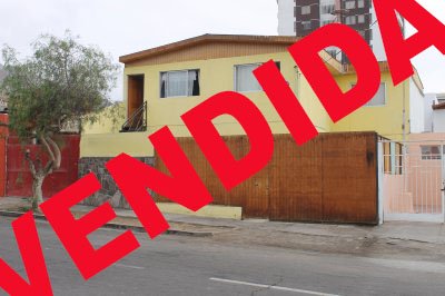 Amplia casa en excelente secor residencial,ideal para empresa o familia numerosa,estacionemiento,antejardin,patio amplio.
Cerca de estadio,supermercados,costanera,colegios,locomocion ala puerta.
