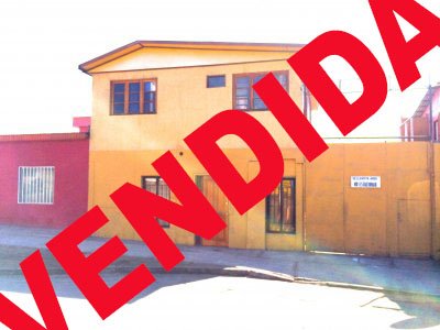 Amplia casa en excelente sector ,con 7 piezas con baño en la parte trasera de la propiedad,ideal para arriendo.
Estacionamiento para 2 vehículos y amplios espacios.
Cerca de todo y a minutos del centro de la ciudad.