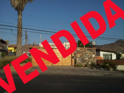 Propiedades fucionadas en 400 mt2 Entradas por Av Argentina y Psje Sta Cecilia
Propiedad  que consta de 200 mt2 Construidos en material solido de dos niveles terrazas en 2do nvel con vista 
a los 4 puntos cardinales de la ciudad.Estilo mediterraneo con grandes ventanales.
Todos los niveles aseguran luminosidad y ventilación.
-Escala de acceso comoda y segura revestida en porcelanato con cúpula de luz de hermoso diseño
-3 dormitorios 
-3 baños 1 en suite con walking closet
-Amplia sala de estar con muros revestidos en piedra pizarra
-Sala de estudios 
-Cocina amoblada
-Comedor amplio
-Habitación de servicio con closet
-Lavanderia y habitacion de planchado con closet
-Toda la casa tiene pisos en porcelanato
-7 portones  en madera firmes y seguros
-Cerco electrico en toda la propiedad
-Cuenta con estacionamiento para 5 vehiculos aprox.
-Patios con vegetación y 100 metros de suelo y paredes revestidos de piedra laja,Quincho de piedra laja.
-Cascada de agua arquitectonica 
-100 mt2 en construcción de oficinas coemrcialescon salida a aav. Argentina