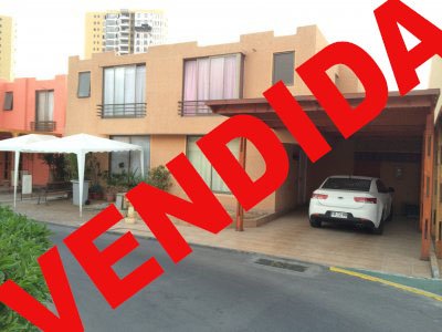 Hermosa casa con ampliación para sala de estar y con loza para ampliar dormitorios de segundo nivel.
Finas terminaciones en ampliación,lavandería y quincho para asados.
Estacionamiento para dos vehículos.

condominio cuenta con sistema de tele vigilancia y conserjería las 24 horas.
Además piscina y ala de eventos.
