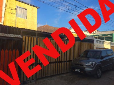 Casa ubicada en excelente sector y con locomoción a la puerta.
5 dorrmitorios,2 en el primer nivel y tres en el segundo,bodega,patio,amplio estacionamiento.
