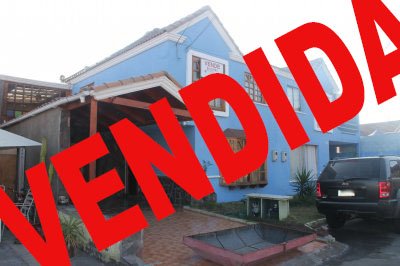 Amplia casa en condominio con hermosas terminaciones y practicas ampliaciones,
Primer nivel todo ceramica,segundo nivel piso flotante,estacionamiento para tres vehículos,quincho para asados,terraza,baño con banitorio doble y lindas aplicaciones en toda la casa en pino oregon.
