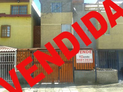 Amplia casa con estacionamiento,primer nivel piso cerámica y siguientes niveles piso flotante.
Dormitorios grandes y a pasos de supermercado jumbo punto de encuentro,colegios y locomoción a la puerta.