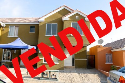 Por traslado se vende propiedad nueva y sin uso.
Casa tal y cual como la entregaron,entrega inmediata al momento de firmar promesa de compraventa.
Estacionamiento,acceso lateral,amplio patio,estacionamiento de visitas,piscina,conserjería las 24 horas.