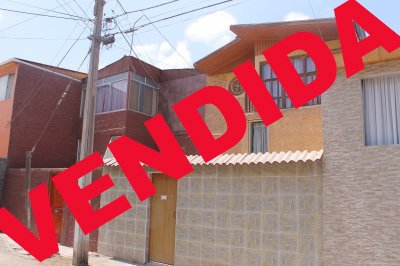 Hermosa casa ubicada en sector coviefi con 3 dormitorios en segundo nivel y un amplio y espectacular dormitorio en el tercer nivel con baño en suite.
Patio,estacionamiento y gran antejardín.
Construcción completa de material solido,cerca de supermercado,colegios y a minutos del centro de la ciudad.