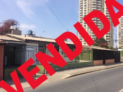 Amplia propiedad ubicada en plena avenida a metros de parque Nicolas Tirado.
Amplio estacionamiento para 2 vehículo,patio.
