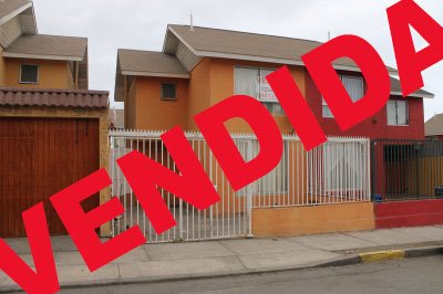 Hermosa casa ubicada en sector condominios y excelente y tranquilo barrio residencial.
Estacionamiento,amplio patio,antejardin,cerca de colegios,supermercados y centros médicos.