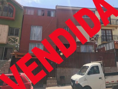 Dos casas en una, ideal para residencial o familia que desee arrendar una de las casas.
Estacionamiento,amplio patio,cocinas amobladas, excelente sector,frente a plaza y parque con juegos infantiles y áreas verdes.
