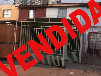 Amplia propiedad ubicada en excelente sector residencial.
Ampliada con piso ceramica en primer nivel y piso flotante en el segundo dormitorios.