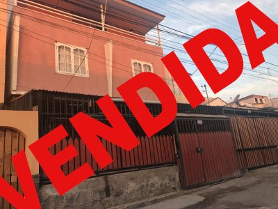 Amplia propiedad dos casas en una con entradas independeintes.
Quincho para asados, estacionamiento,bodega y balcón con hermosa vista.