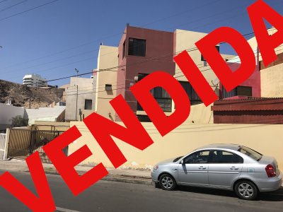 Amplia y hermosa casa ubicada en parque ingles.
3 Niveles,amplia terraza,patio grande, estacionamiento para tres vehículos.
Esta propiedad esta ubicada en plena avenida Andres Sabella.