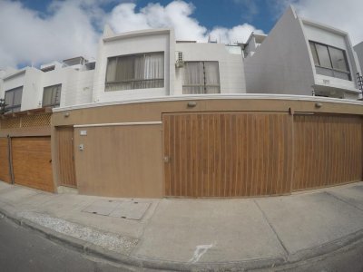 Espectacular casa iluminada naturalmente con vista al mar, cuenta con sistema de aislación en la techumbre lo cual mantiene temperatura aislando frio y calor.
Estacionamiento para dos vehiculos.
Ubicada en sector residencial de Parque Inglés- Altos gran vía.
